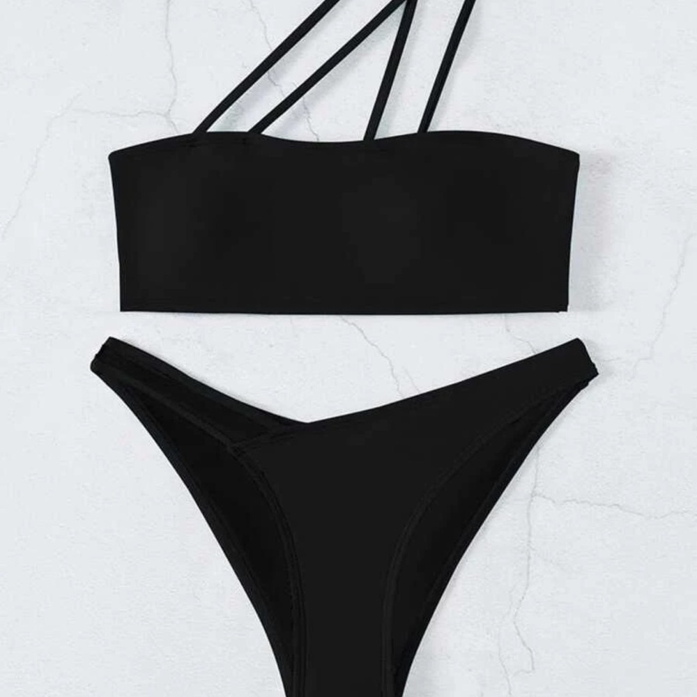 Black bikini - Picture 3 of 4